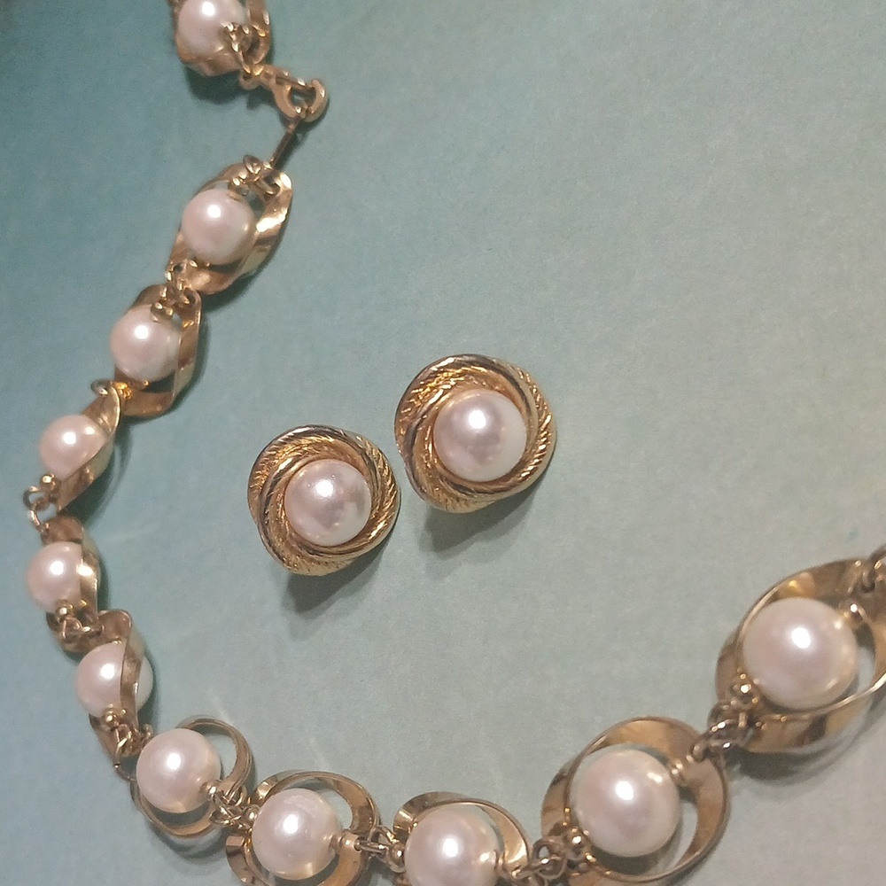 Gold-Plated Pearl Necklace Set - Picture 2 of 6